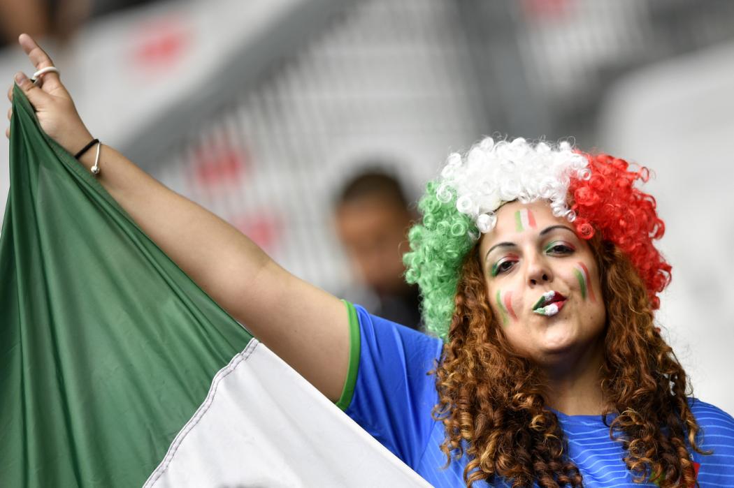 Italy fans wait for the start of the Euro 2016 round of 16 football match between Italy and Spain at the Stade de France stadium in Saint-Denis, near Paris, on June 27, 2016. / AFP PHOTO / MARTIN BUREAU