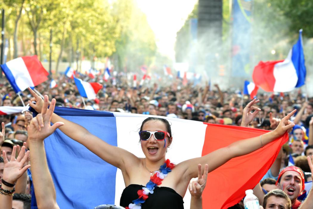 French supporters cheer in the fan zone in Toulouse, southern France, on July 10, 2016 prior to the Euro 2016 football tournament final match between Portugal and France. / AFP PHOTO / Rémy GABALDA