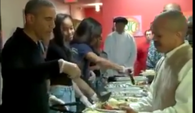 Amatérský záznam, jak americký prezident Barack Husein Obama rozdává v ramadánu jídlo svým muslimským zaměstnancům Amatérský záznam, jak americký prezident Barack Husein Obama rozdává v ramadánu jídlo svým muslimským zaměstnancům