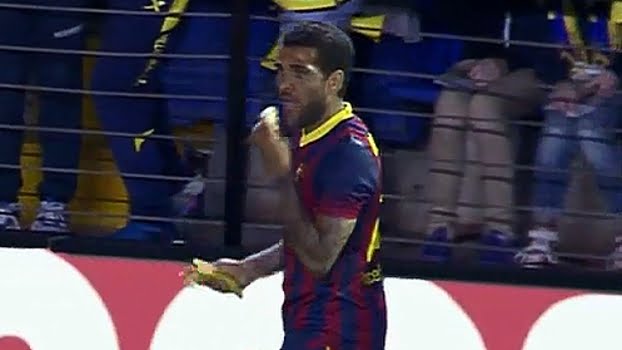 joueur-foot-barca-espagne-Daniel-Alves-mange-banane-lance-terrain-supporter-contre-racisme
