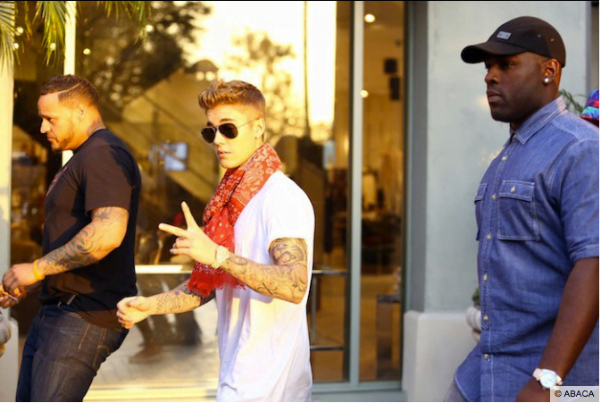(Photos) Revoilà Justin Bieber entouré d’une armée de gros bras!