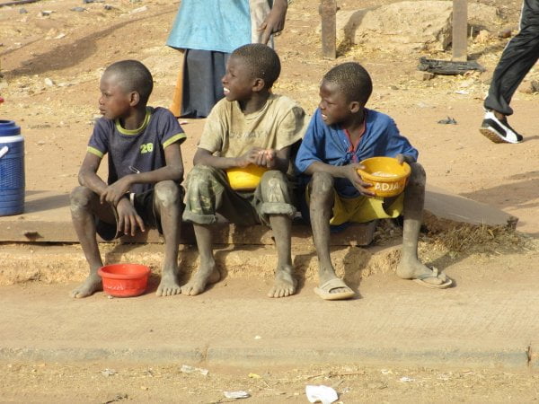Plus de 35 mille enfants mendiant jour et nuit dans les rues: Même les animaux traitent mieux leurs enfants!