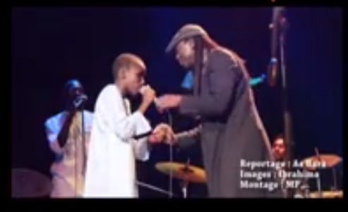 Vidéo: un enfant à la voix d’or fait pleurer Sorano au Concert de Elage Diouf. Regardez