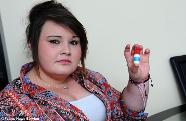 Photos chocs-Cette fille de 17 ans perd un doigt à cause de ses faux ongles, Regardez !