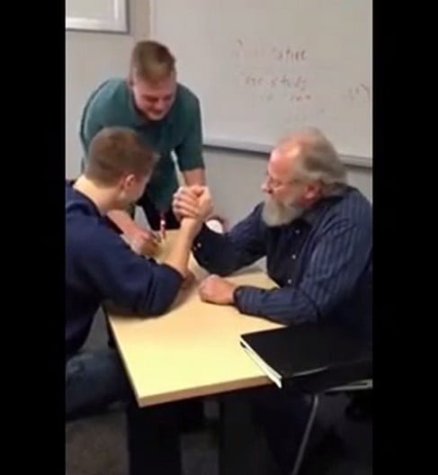 Vidéo: bras de fer entre un prof et son élève… Regardez