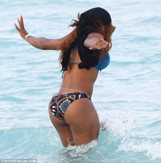 Photos: Serena Williams exhibe ses formes platureuses à la plage
