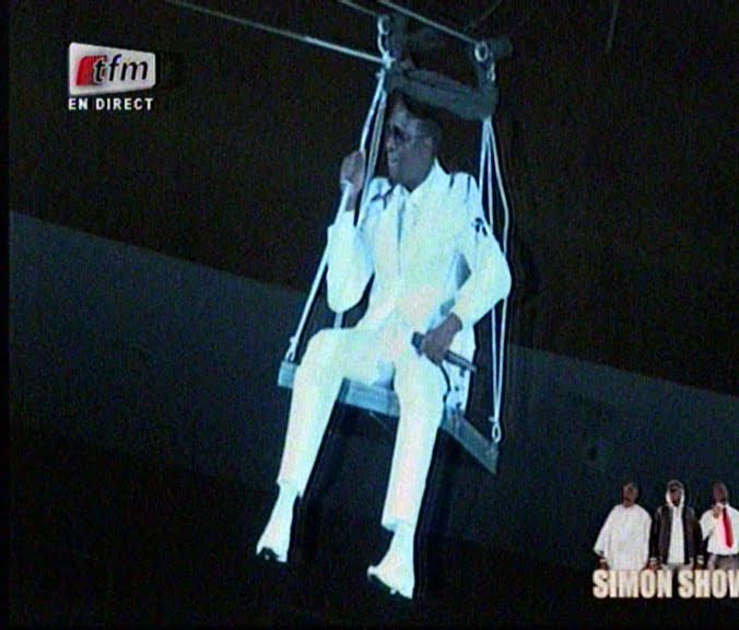 Video: Simon Show- Entrée Spectaculaire de Simon Regardez