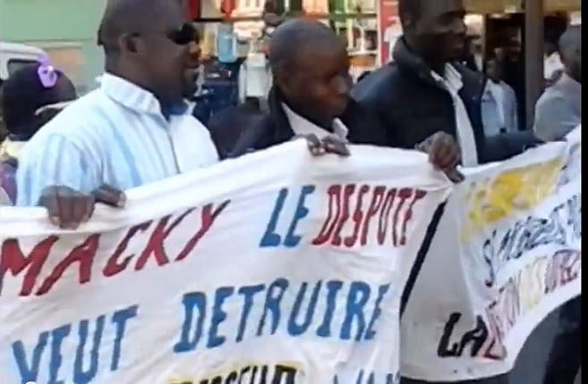 Vidéo-L’opposition villipende et houspille Macky dans les rues de Paris