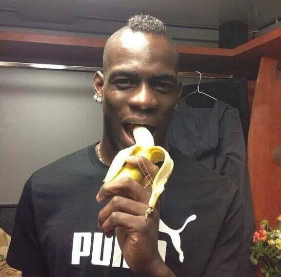 (9) Photos: Soutien à Dani Alves: les joueurs mangent une banane contre le racisme… Regardez
