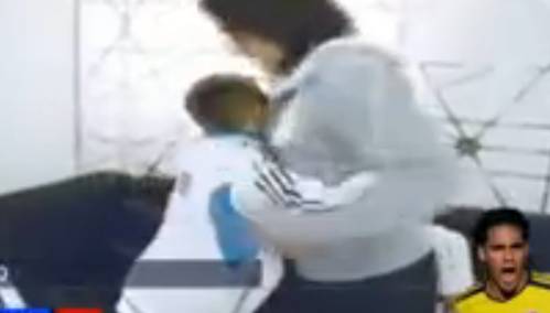 Vidéo : Un enfant fait pleurer Falcao
