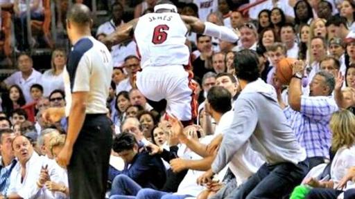 Lebron James finit dans les tribunes après une tentative de sauvetage