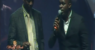 Vidéo: Thione Seck présente son autre fils chanteur – le grand frère de Waly Regardez