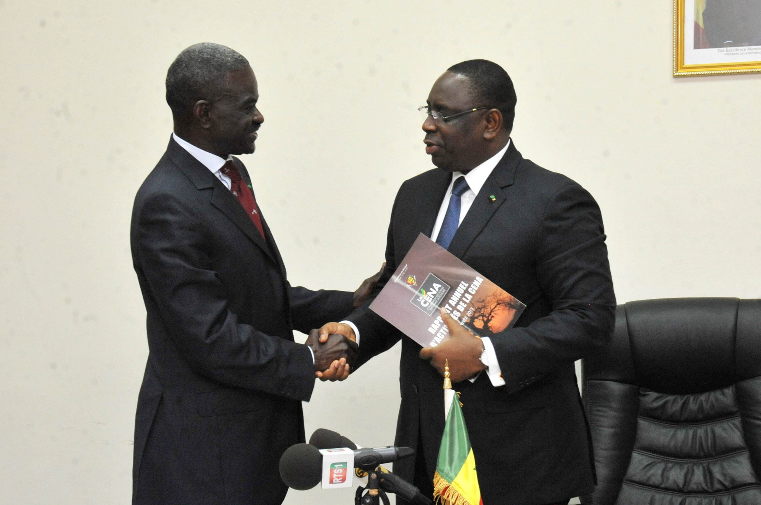 Vidéo: Macky Sall recevant le rapport de la Cena: « La démocratie est l’un de nos plus grands acquis et nous devons à tout prix la préserver »