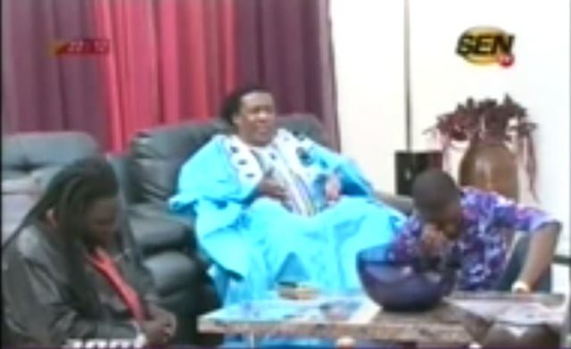 Vidéo: Waly Seck ému, pleure à coté de son marabout… Regardez