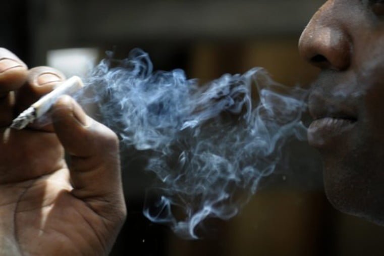 Il se présente avec ses joints, à la police pour être arrêté avant que le « Yamba » ne le tue