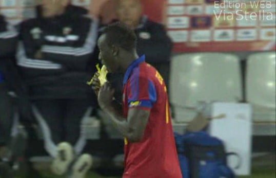 Vidéo: Famara Diédhiou sanctionné par l’arbitre pour avoir mangé une banane. Regardez