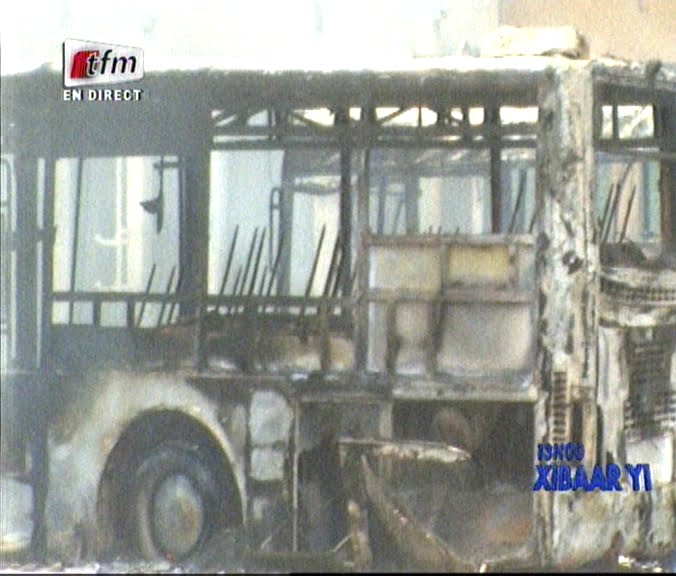 Vidéo Thiaroye : Des pêcheurs mécontents saccagent la mairie et brûlent deux bus Regardez