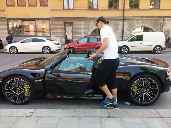 La nouvelle voiture de Zlatan: Une porsche qui coûte
