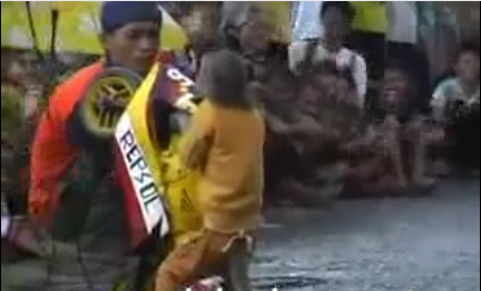 Vidéos folies du jour un Singe qui conduit une motocyclette Regardez