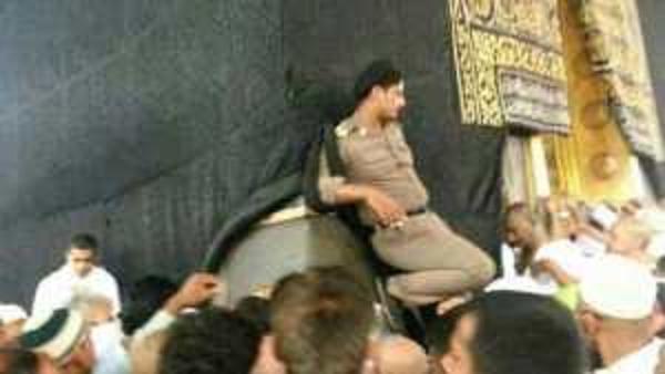 L’attitude de ce policier affalé sur la Kaaba indigne l’Arabie et la Oumah islamique