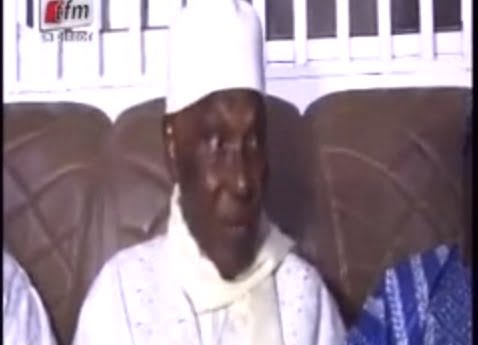 Vidéo: Abdoulaye Wade lors de sa visite à la Mosquée Massalikoul Djinane « La paix d’accord, mais le respect des lois d’abord » Regardez