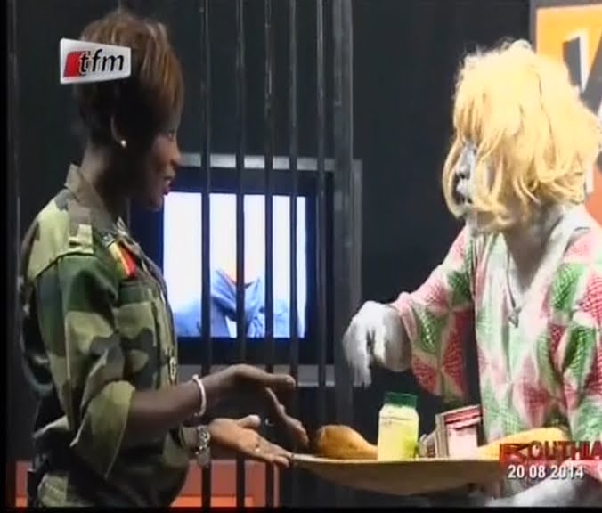 Video Kouthia Show : Sindiély Wade apporte le petit déjeuner à son frère Karim Wade Regardez
