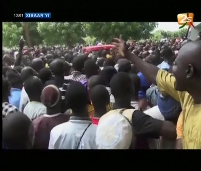 Vidéo: Inhumation de l’étudiant Bassirou Faye le cimetière du Champ de course a refusé du monde. Regardez