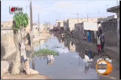 Video: Premieres pluies à Dakar, le quartier Guinaw Rails sous les eaux Regardez