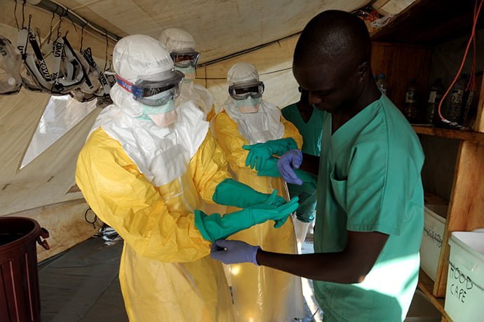 Ebola : la population de Sierra Leone sera enfermée trois jours