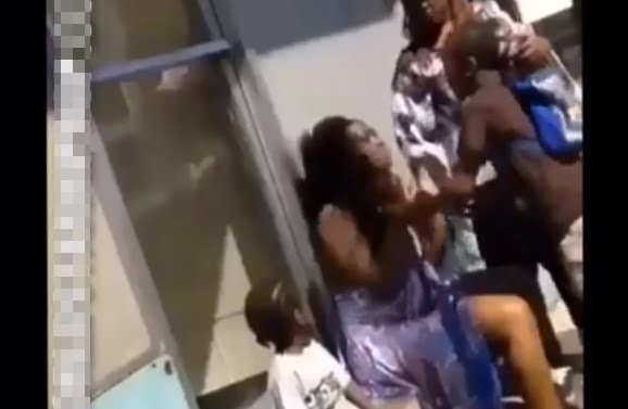 Vidéo: Un jeune garçon donne des claques à sa mère. Regardez
