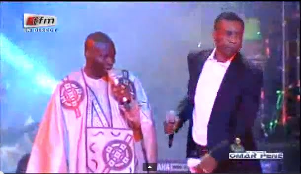 Vidéo: Youssou Ndour et Omar Pene qui interprètent "Euleuk Ci biir" Regardez leurs retrouvailles touchantes