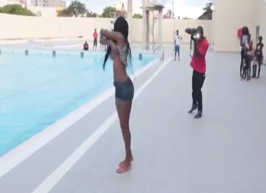 Vidéo: elle se déshabille et continue son défilé… Regardez