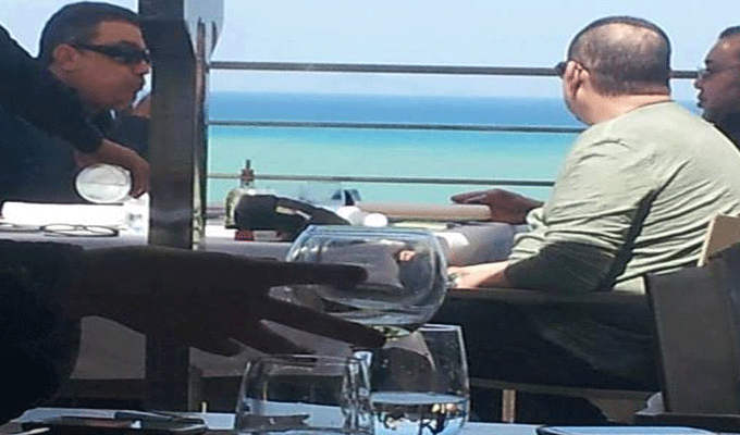Une patrouille de la « Guardia civil » espagnole arrête le yacht du roi du Maroc