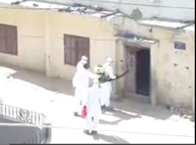 Vidéo : Les services d’hygiène désinfectent la maison où résidait le guinéen atteint par le virus Ebola. Regardez