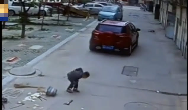 Vidéo: Un petit garçon de six ans se relève après qu’un 4×4 lui soit roulé dessus. Regardez