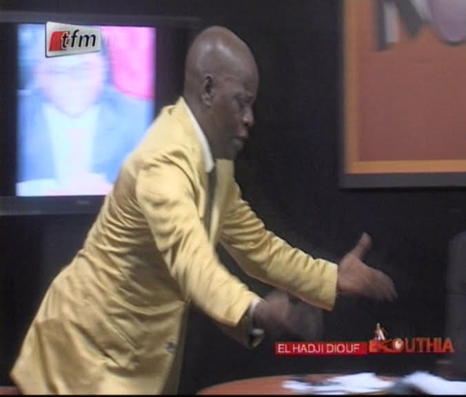 Video: Kouthia raille maitre el hadji diouf dans « Kouthia Show » Regardez