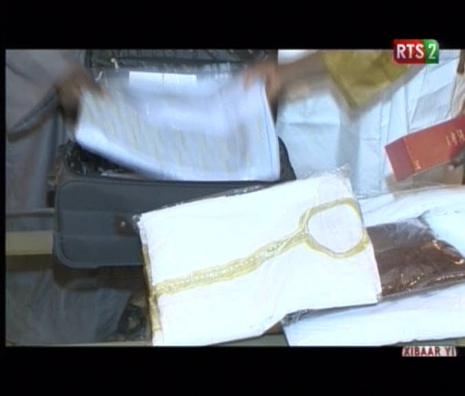 Vidéo: Le bras droit Serigne Cheikh N’diaye, remettant au chef de l’Etat les cadeaux offerts par le khalife général des mourides. Regardez