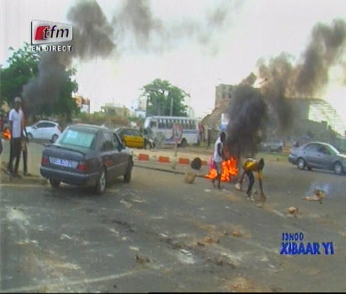 Vidéo: Les étudiants reprennent les manifestations sur la vdn   . Regardez