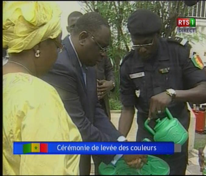 Video: Macky Sall refuse de donner la main à ses ministres  à cause d’Ebola Regardez