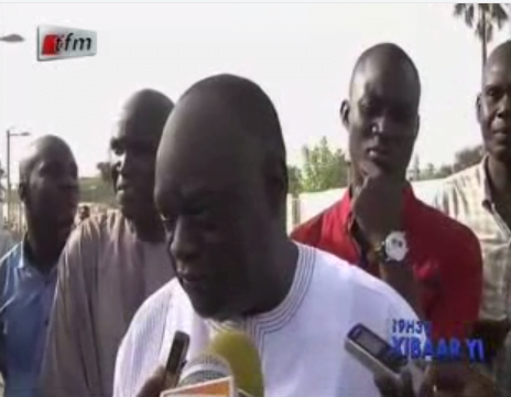 Video: Hué par des partisans de Karim, Me El Hadji Diouf les traite de « singes » Regardez