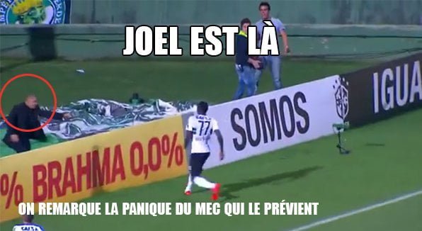 Vidéo- Insolite : Il marque un but, jubile et tombe dans un trou