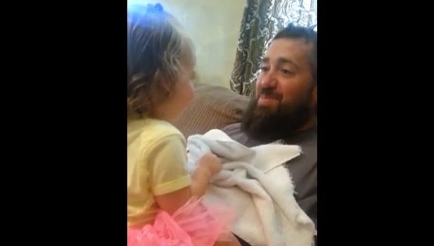 Vidéo: Cette petite fille ne reconnait plus son père, juste après qu’il se soit rasé la barbe. Regardez