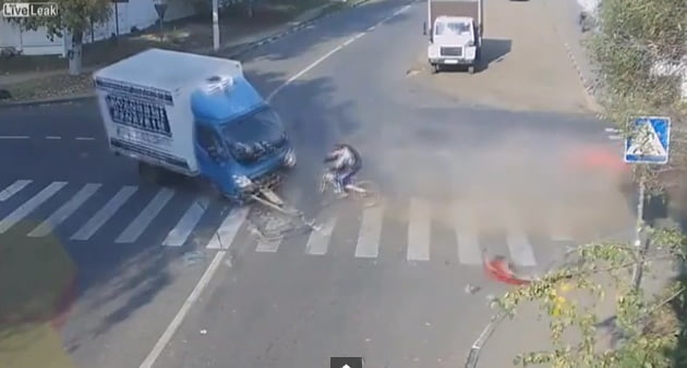 Vidéo: Le cycliste le plus chanceux de tous les temps. Regardez