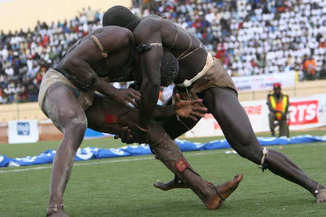 Arène sénégalaise : la lutte attire de plus en plus de jeunes