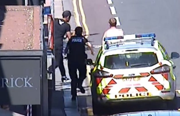 Echappé à la police, le criminel est maîtrisé par un ado. Regardez