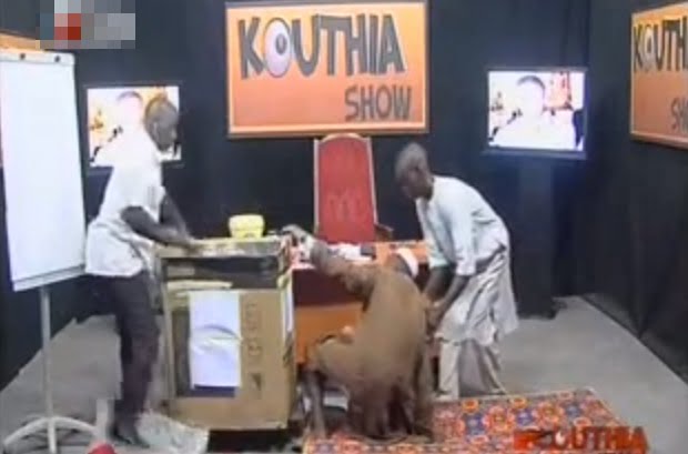 Regardez l’incroyable solution que Kouthia a trouvé pour le guinéen porteur du virus Ebola !!