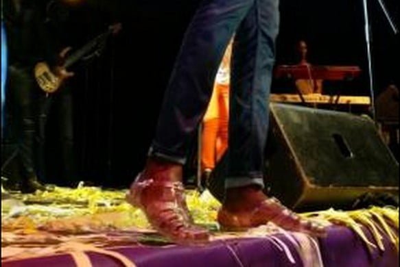 (3) Photos: Waly Seck et ses chaussures plastiques à la Piscine Olympique. Regardez