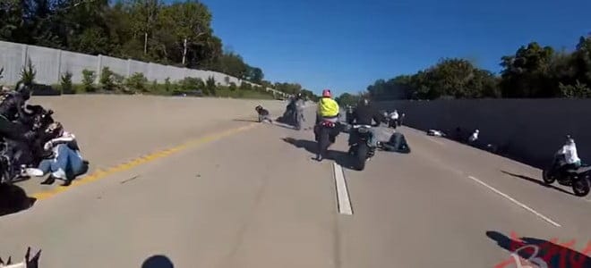 Vidèo: Accidents en série de motards sur l’autoroute, Regardez…