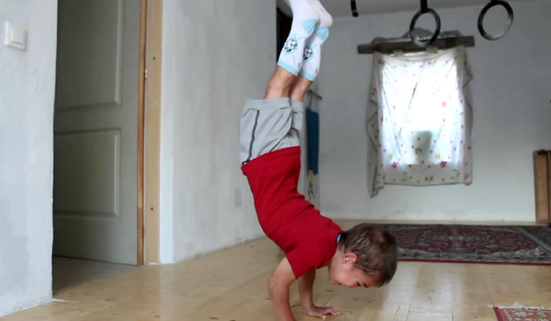 Vidéo: A 5 ans il fait des pompes à 90 degrés, Regardez: