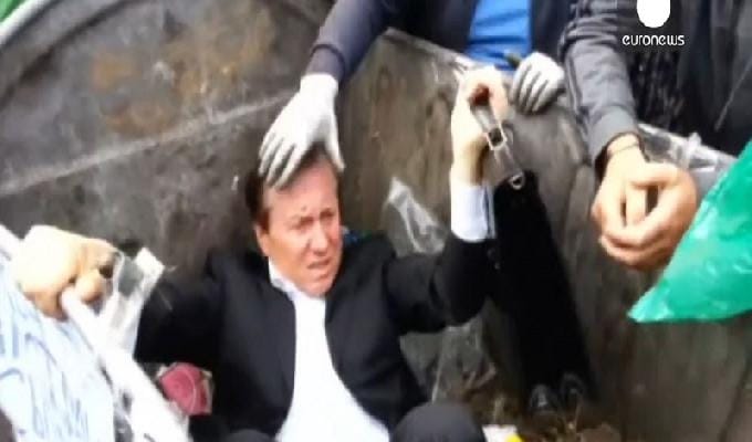 Vidéo : Un député ukrainien jeté dans une poubelle-Regardez